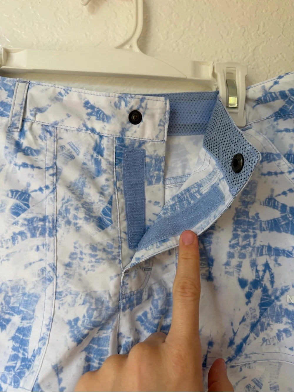 The North Face girls Amphibious Tie-Dye Adjustable Shorts Size L